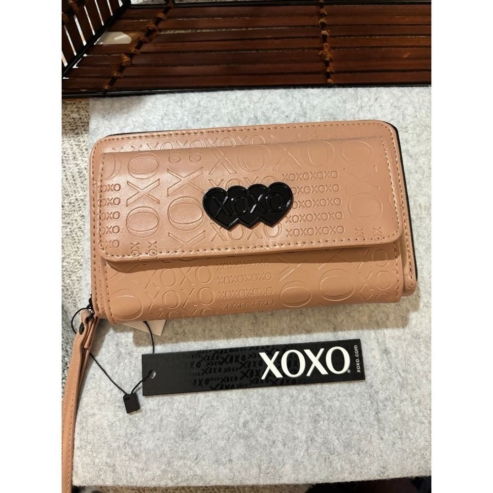 Wallet XOXO Zip-around Wristlet